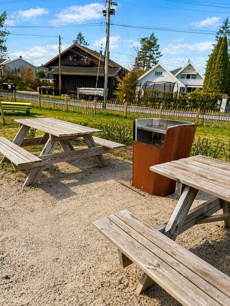 Fellesgrill og piknikbenker i Bikuben Barnepark