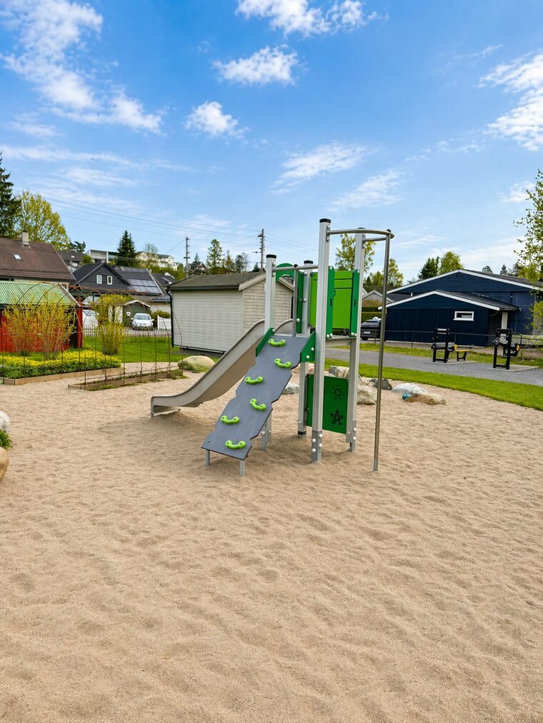 Sklie og klatrestativ i Bikuben Barnepark